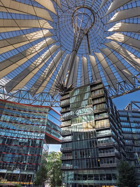 Berlin 'deki Sony Center Binasının Mimari Sözlü Tasarımı ve Cam Çatı - Almanya.