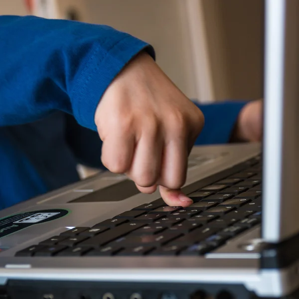 Niño índice dedo en el teclado del ordenador portátil — Foto de Stock