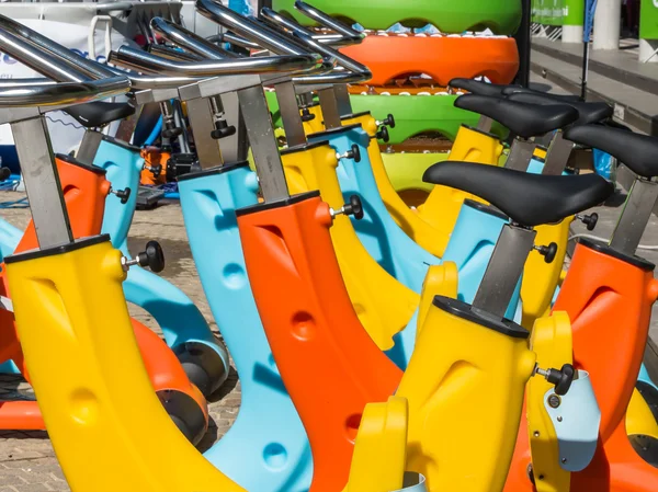 Coloridas bicicletas acuáticas en línea, designadas para la piscina —  Fotos de Stock