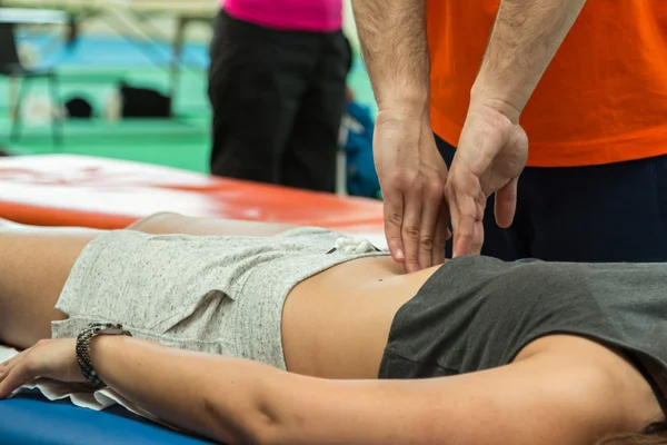 Masaje de relajación del atleta durante la actividad física, el bienestar y — Foto de Stock