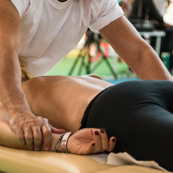 Menina loira deitada na mesa do terapeuta após a atividade de fitness — Fotografia de Stock