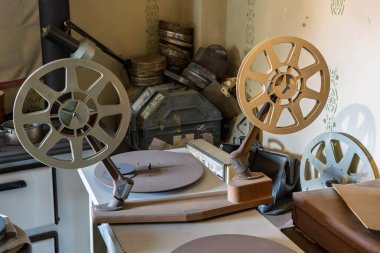 Çek Cumhuriyeti, Prag 'daki tozlu bir arşiv odasında, masanın üzerinde duran iki büyük antika film projektörünün yakın çekimi..