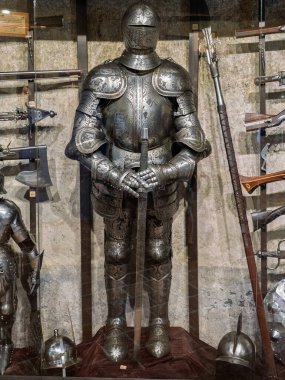 Süslü İşlenmiş Zırhlı Şövalye Kale Müzesinde Kılıç Taşıyor Prag, Çek Cumhuriyeti.