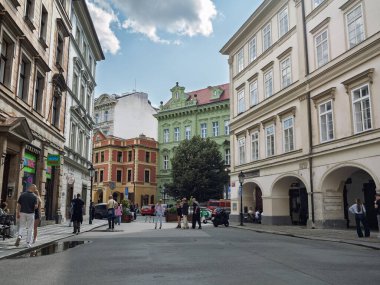 Prag Caddesi kavşağına geniş açılı bir bakış açısı. Çek Cumhuriyeti 'nin yürümekte olan eşsiz yüzleri, kemerleri ve yayaları olan renkli tarihi binaların egemenliği altında..