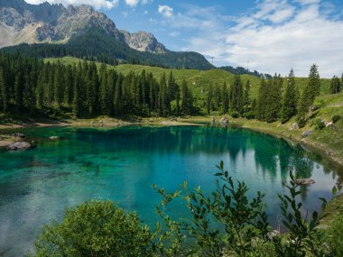 Carezza Gölü 'nün Zümrüt Suyu' nun göz kamaştırıcı manzarası Güzel Dağ Yansıması, İtalya.