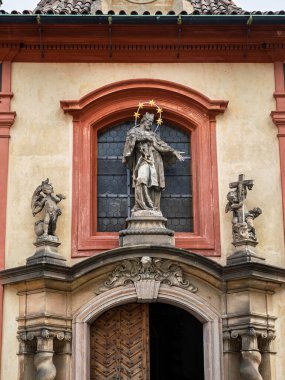 Aziz George Bazilikası, Prag, Çek Cumhuriyeti 'nin girişinde beş yıldızlı Nepomuk Aziz John Anıtı.