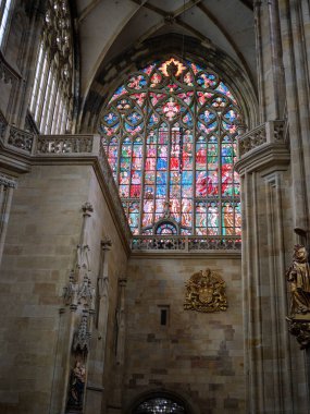 Saint Vitus Katedrali, Prag 'da Renkli İncil Öyküleri ve Figürleri içeren Görkemli Geniş Lekeli Cam Pencere.