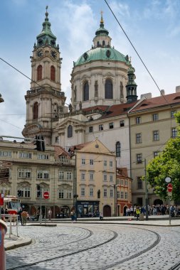 İkonik Aziz Nicholas Kilisesi Kubbesi ve Çan Kulesi Çakıl Taşı Meydanı 'nın üzerinde Tramvay Rayları ve Çevre Binaları, Prag, Çek Cumhuriyeti.