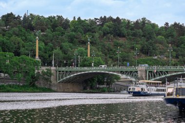 Vltava Nehri üzerindeki Yeşil Çelik Köprü Uzun Sütunlu Heykeller, Prag, Çek Cumhuriyeti.
