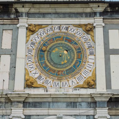 Della Loggia Meydanı, Brescia, İtalya 'daki Palazzo Della Loggia' nın Detaylı Astronomik Saatinin Yakın Görüntüsü.