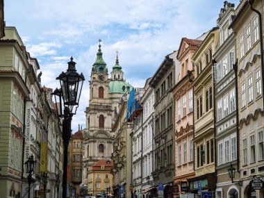 Tarihsel Küçük Kasaba Sokağı Görkemli Aziz Nicholas Kilisesi Kulelerine, Prag 'a, Çek Cumhuriyeti' ne uzanan renkli Barok binalarıyla dolu..