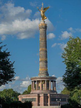 Derin Mavi Gökyüzüne Karşı Altın Zafer Madalyası, Berlin - Almanya.