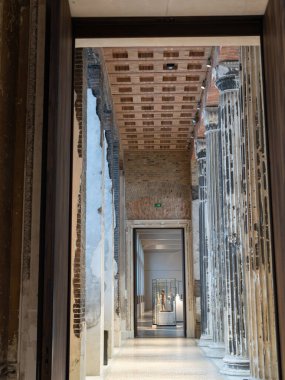 Müze İçi Uzun Müze Koridoru ve Antik Sütunları, Berlin - Almanya.