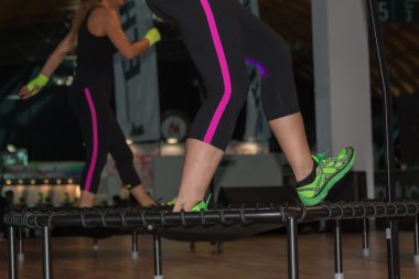 Kadın bacaklar ve ayakkabı closeup, mini trambolin üzerinde Fitness