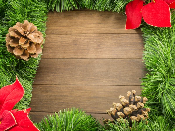 Weihnachtsdekoration mit Tannenzapfen und Weihnachtsstern auf Holzbalken — Stockfoto