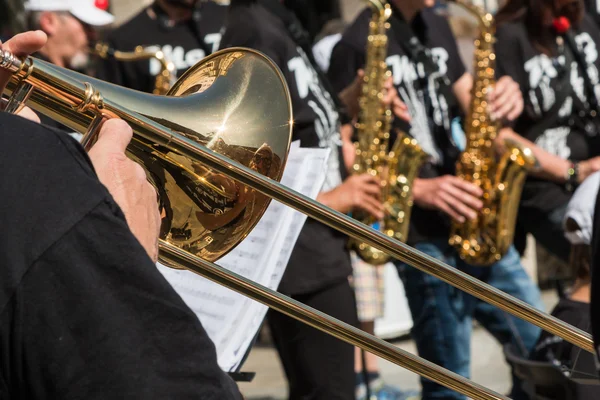 Trombón de latón, Saxofón dorado en el fondo — Foto de Stock