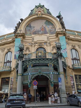 Çek Cumhuriyeti 'nin Prag ve Prag kentlerinin ana girişinde Büyük Mozaik ve Heykellerle Belediyenin Sanat Yüzü.