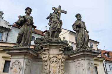 İsa 'nın Barok Heykeli Aziz Kostümleri Heykelleriyle çarmıha gerildi ve Damian Çek Cumhuriyeti, Prag' daki taş bir kaldırıma yerleştirildi..