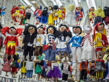 Değişik Geleneksel Tahta ve Kumaş El Kuklaları Farklı Kostüm Karakterlerini, Prag 'ı, Çek Cumhuriyeti' ni Temsil Eden İplere Asılı.