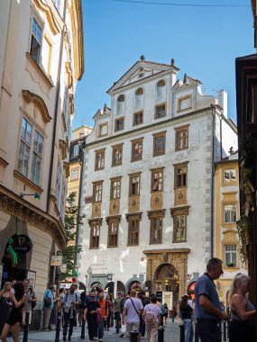 Çek Cumhuriyeti Prag 'da işlek bir yaya caddesinde tarihi beyaz ve sarı binalar.