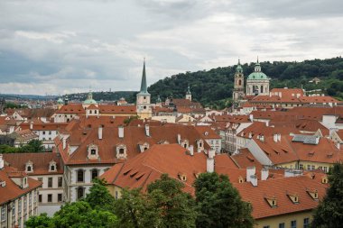 Terracotta Çatıları ve St. Nicholas Kilisesi Kubbesi ve Spire, Prag, Çek Cumhuriyeti.