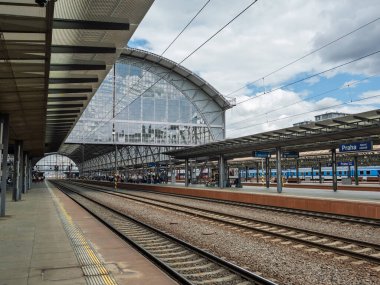 Çek Cumhuriyeti Prag 'daki Ana Tren İstasyonu' nun Cam Kemer Altındaki Platformların Geniş Görüş Alanı.