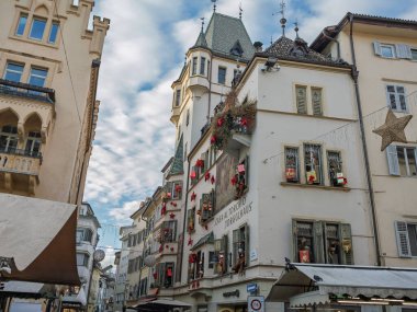 Casa Al Torchio Binası Oyuncak Ayılar ve Hediyeler ile süslenmiş, Bolzano, İtalya.