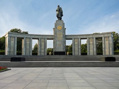 Sovyet Savaş Anıtı Berlin Gökyüzü Bulutları Altında, Tiergarten Anıtı 'nda Asker Heykeli, Berlin - Almanya.