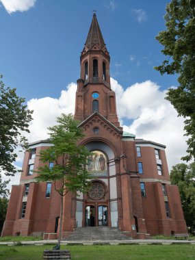 Neo Gotik Emmaus Kilisesi Kırmızı Tuğla Cephesi Bulutlu Berlin Gökyüzüne Karşı, Almanya.