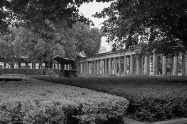 Yeşillik ve Colonnade, Berlin Müzesi Bronz Aslan Heykeli, Almanya.