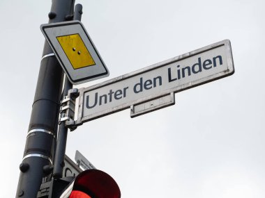 Ünlü Berlin Unter Den Linden Caddesi Tabelası, Almanya.