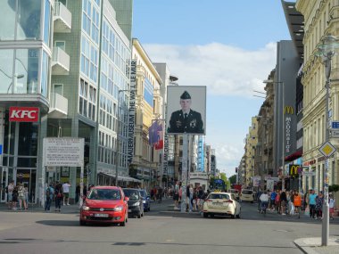 Berlin 'de Kontrol Noktası Yakın Meşgul Berlin Caddesi Charlie Anıtı - Almanya.
