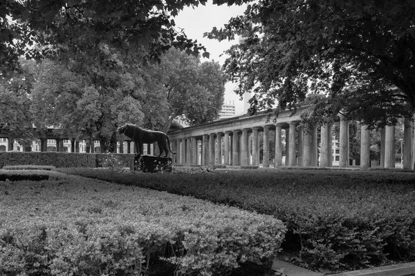 Yeşillik ve Colonnade, Berlin Müzesi Bronz Aslan Heykeli, Almanya.
