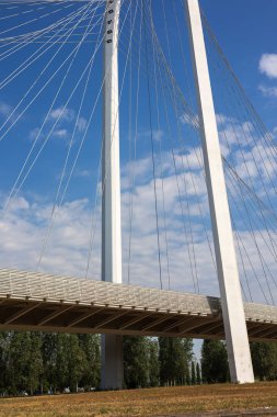 Dinamik Beyaz Kablo Kalan Köprü Kemer Yapısı Virajlı Otoyol Girişi, Reggio Emilia, İtalya.