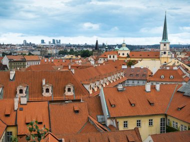 Tarihsel Kilise Kubbeleri ve Spires, Prag, Çek Cumhuriyeti ile Terracotta Çatıları Üzerinde Panoramik Manzara.