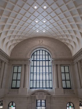 Uzun Süslü Pencere ve Taş Sütunlar Devlet Kütüphanesi Binası, Almanya.