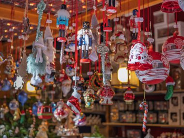 Fındıkkıran ve Kırmızı Çan Süslemeleri Markette asılı, Bolzano, İtalya.