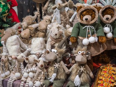 Bir grup el yapımı doldurulmuş ren geyiği ve oyuncak ayı..