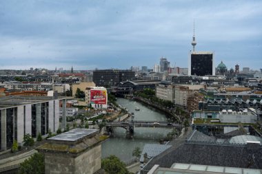 Berlin Şehri Panoraması Spree Nehri ve Şehir Binaları, Televizyon Kulesi Tarih ve Modern Mimarlığın Üzerinde Yükseliyor - Almanya.