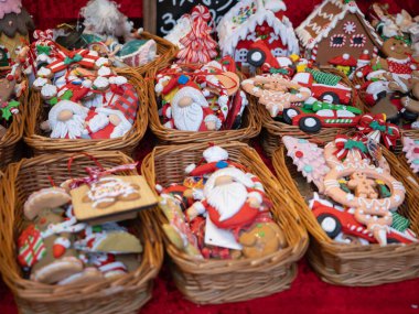 Market, Bolzano, İtalya 'da Hasır Sepetlerde Çeşitli Renkli Noel Süsleri.