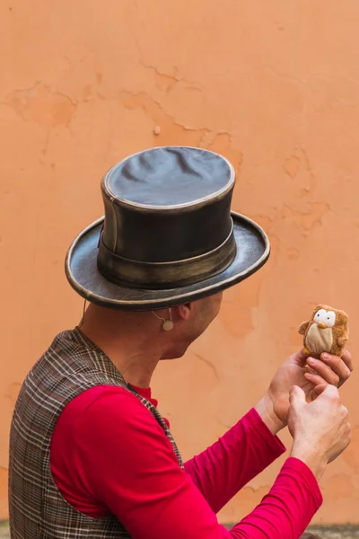 Ilusionista com chapéu de mágico e pássaro falso durante a rua perf — Fotografia de Stock