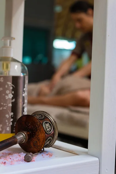 Objeto de temas de spa con sal de baño y aceite de aromaterapia, Masajista — Foto de Stock