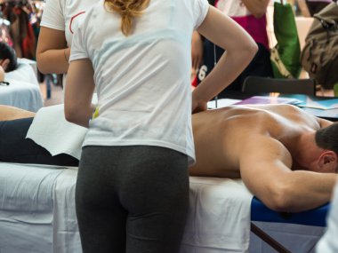 Fitness aktivitesi, sağlık ve Spor sonra atletin sırt masajı