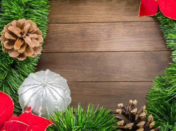 Decoração de Natal com bugiganga de prata e poinsettia em madeira — Fotografia de Stock