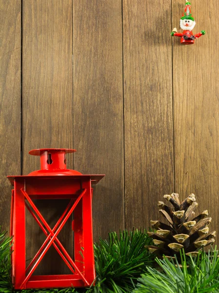 Vánoční dekorace s červenou svícen a hnědá šiška na — Stock fotografie
