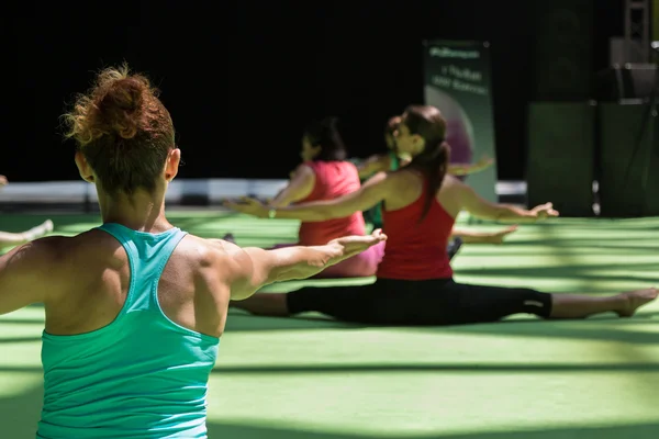 Young Girls doing Yoga Pose and Fitness Training — Stock Photo, Image