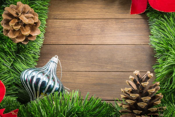 Weihnachtsdekoration mit Christbaumkugel auf Holzgrund — Stockfoto