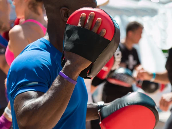Adam spor salonunda Fitness Delme eldiveni ile yapıyor — Stok fotoğraf