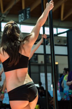 Güzel genç esmer teşkil etmektedir bir kutup dans sınıf pratik bir