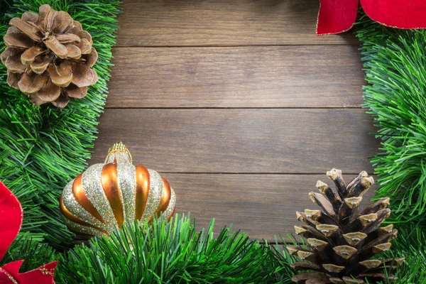 Рождественское украшение с золотой безделушкой на деревянном фоне — стоковое фото